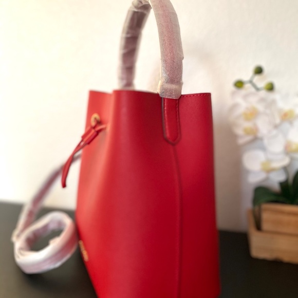 Michael Kors Suri Large Bucket - Picture 2 of 7